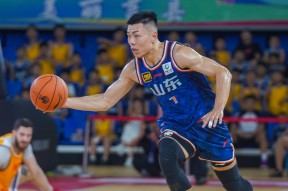 加时末段山东男篮调整名单以备欧超杯；更衣室发声环节打磨；赛场秩序良好；更衣室氛围转暖的简单介绍