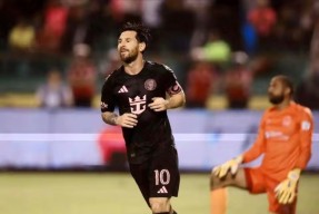 重返赛场引发热议！，梅西在TL比赛中表现优异观众掌声雷动的简单介绍